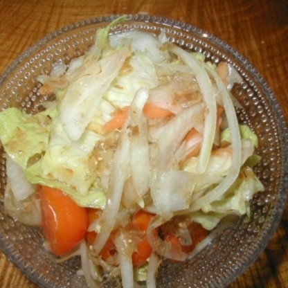 めんつゆのおかげで、和食にもよく合うとってもおいしいサラダですね。また作ります。ごちそうさまでした。